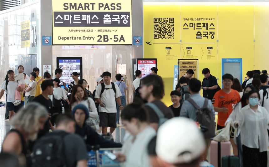 14일 인천국제공항 출국장 모습./ 뉴스1