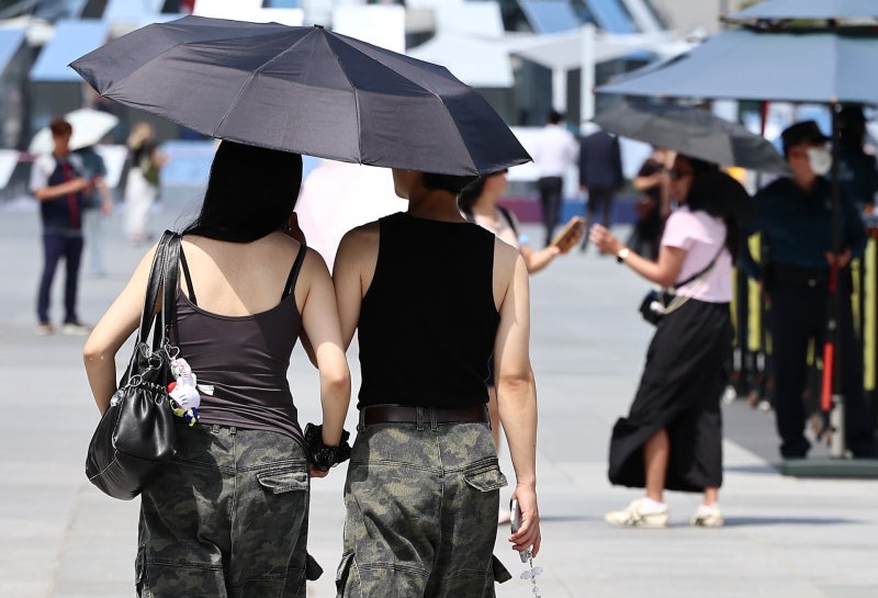 ‘<b>처서</b>’에도 낮 최고 35도 무더위… 전국 곳곳 소나기