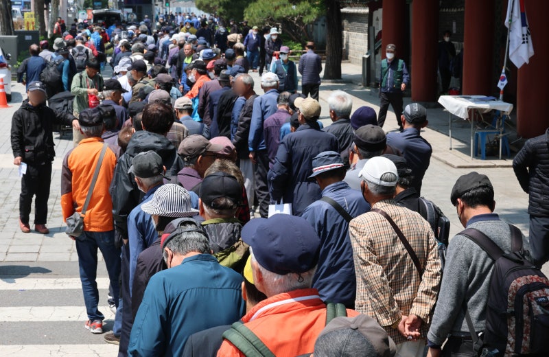 65세 이상 10명 중 9명 <b>연금</b> 받지만… 절반은 月 50만원 미만