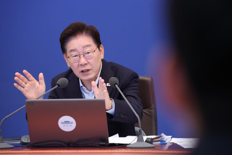 이재명 대통령 지지율 40% 붕괴 위기... 개헌 반대 여론 53.1%
