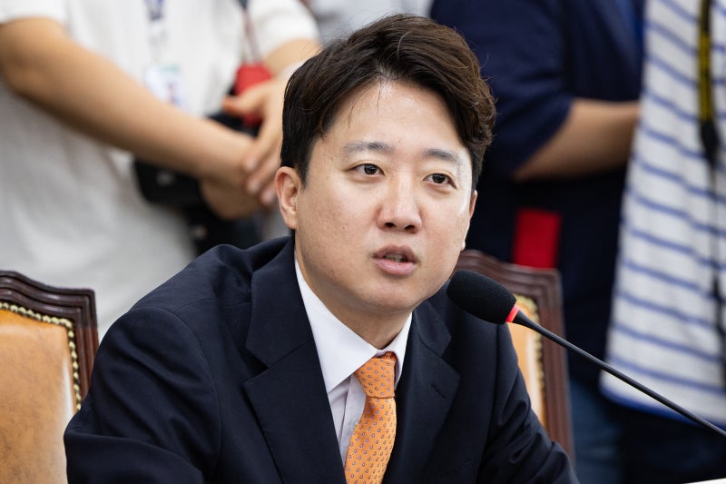 <b>이준석</b>, 개혁신<b>당 대표직 사퇴</b> “<b>당</b> 쇄신안, 충분한 호응 얻지 못해”