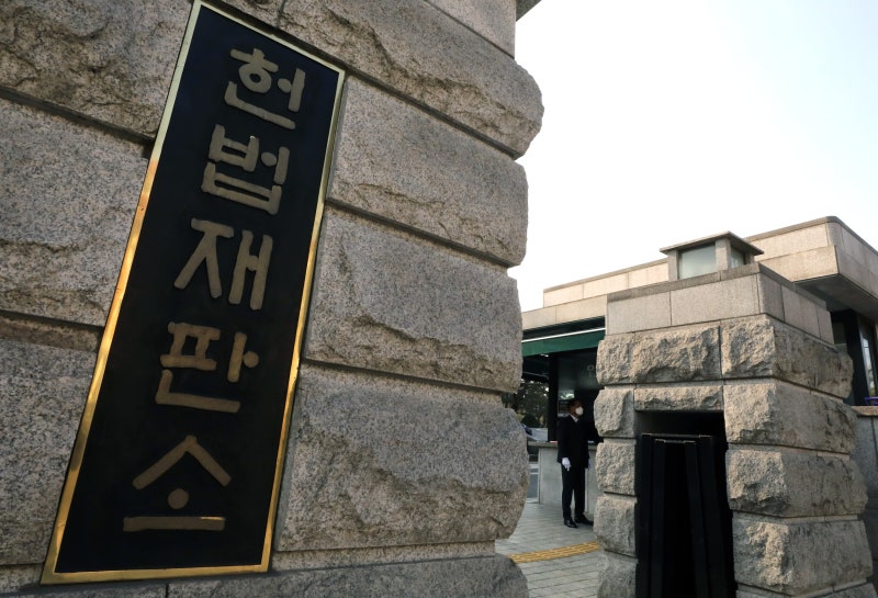 <b>헌재</b> “국내서 태어난 외국인 출생등록 규정 안 둔 것은 <b>위헌</b>”