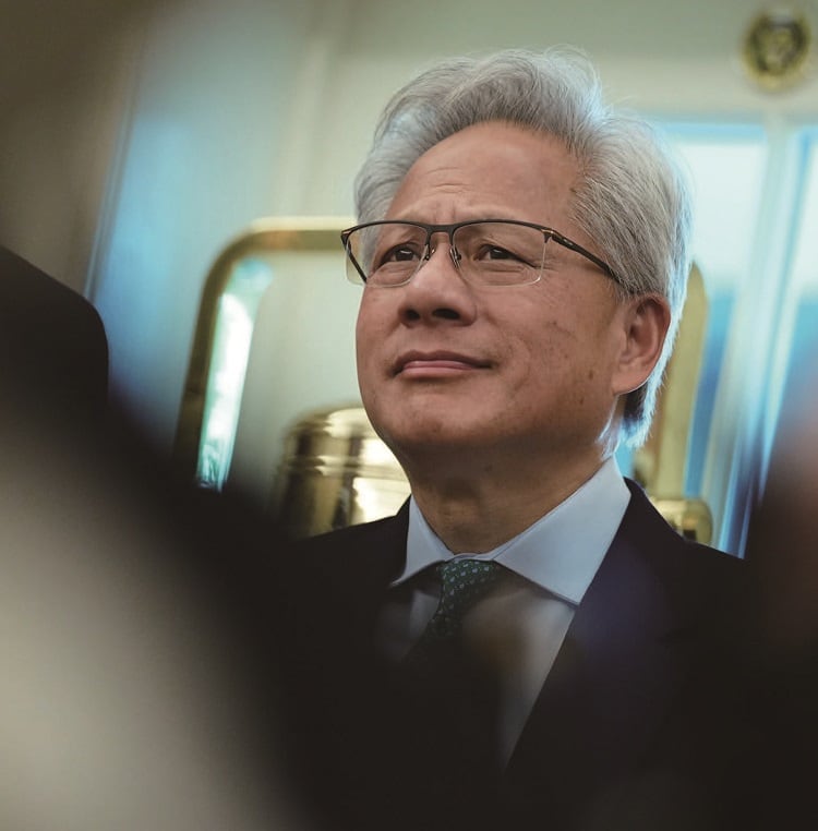 7월 29일(현지시각) 젠슨 황 엔비디아 최고경영자(CEO)가 미국 워싱턴 D.C. 백악관 집무실에서 도널드 트럼프 미국 대통령의 연설을 들으며 생각에 잠겨 있다. /사진 AP연합