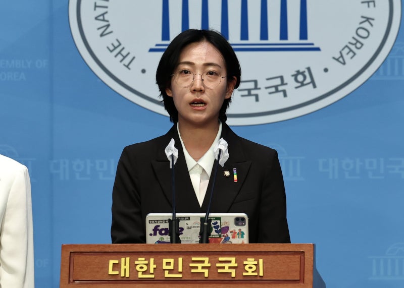 <b>장혜영</b> 전 <b>의원</b>, 용혜인 저격…“위성정당으로 배지 두 번 달고 사과 없...