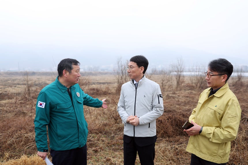 지난 3월 18일 김성중 경기도 행정1부지사(가운데)가 용인시의 한 농지 현장을 방문해 불법 휴경 및 농지 이용 실태를 점검했다. /뉴스1