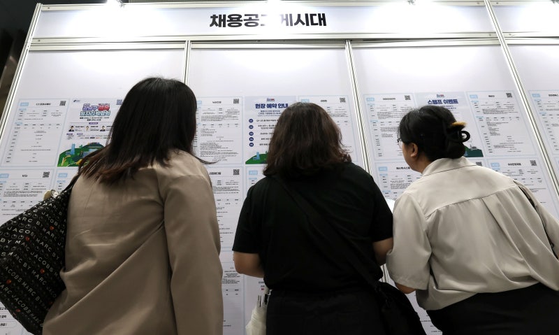 <b>8월 취업자</b> 수 18.4만명 <b>증가</b>… 청년 <b>취업자</b> 46개월 연속 감소