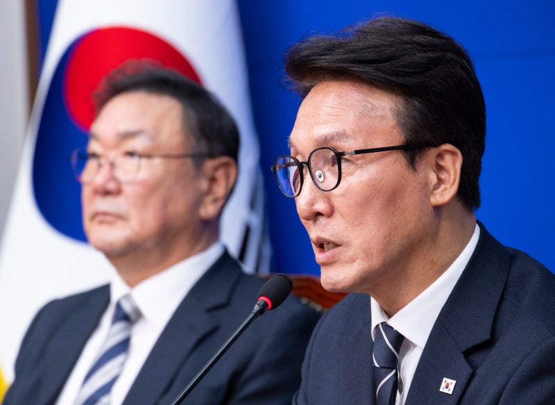 <b>김민석</b> “대통령이 <b>개헌</b> 걸림돌 정리…진지한 <b>개헌 논의</b>로 전환해야”