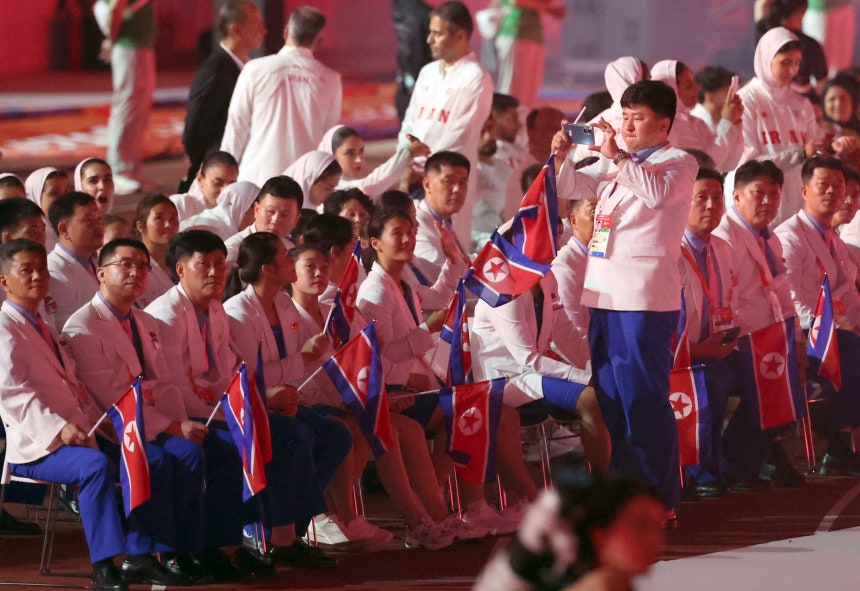 지난 19일 일본 나고야 미즈호공원 육상경기장에서 열린 2026 아이치·나고야 아시안게임 개회식에 참여한 북한 선수단. /연합뉴스