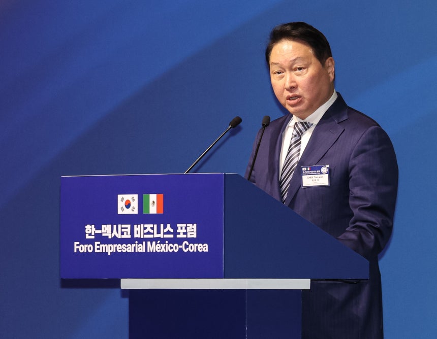 최태원 대한상의 회장이 25일(현지시각) 멕시코 멕시코시티 월드트레이드센터에서 열린 한·멕시코 비즈니스포럼에서 발언을 하고 있다. /뉴스1