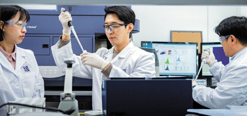 종근당 효종연구소 연구원들이 신약 후보물질의 특성을 분석하고 있다./종근당 