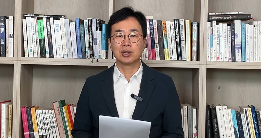 진양곤 HLB그룹 이사회 의장이 지난 24일 유튜브를 통해 담관암 치료제 ‘리픽투(LYRFIGTU·성분명 리라푸그라티닙)’의 품목허가 소식을 발표하고 있다./유튜브