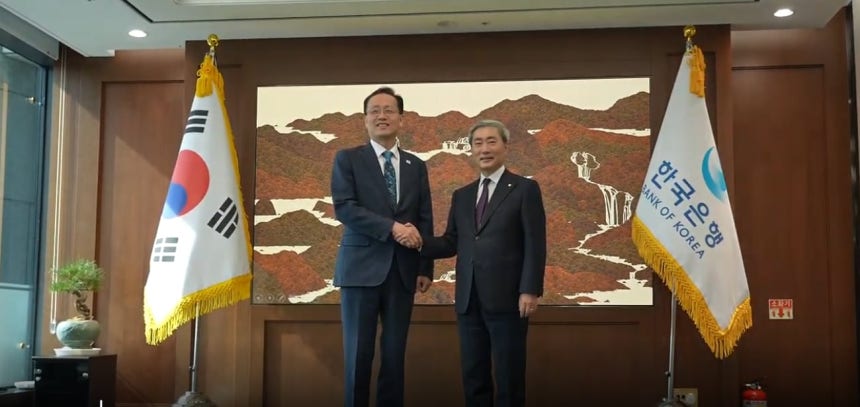 이형일 부총리 겸 재정경제부 장관(왼쪽)과 신현송 한국은행 총재가 28일 오전 서울 중구 한국은행에서 첫 만남을 가졌다./한국은행