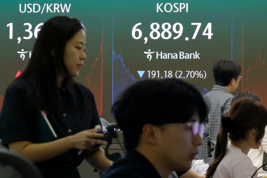 28일 오후 서울시 중구 하나은행 본점 딜링룸 전광판에 코스피 등 종가가 표시되고 있다.이날 코스피는 전 거래일 대비 191.18포인트(2.70%) 내린 6889.74, 코스닥은 2.10포인트(0.25%) 오른 84