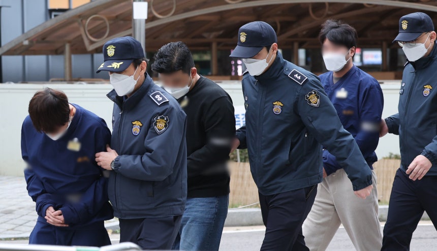 영풍제지 불공정 거래 의혹과 관련해 자본시장법 위반 혐의를 받는 김모 씨 등 3명이 지난 2023년 11월 17일 오후 서울 양천구 서울남부지방법원에서 열리는 구속 전 피의자심문(영장실질심사)에 출석하고 있다./뉴