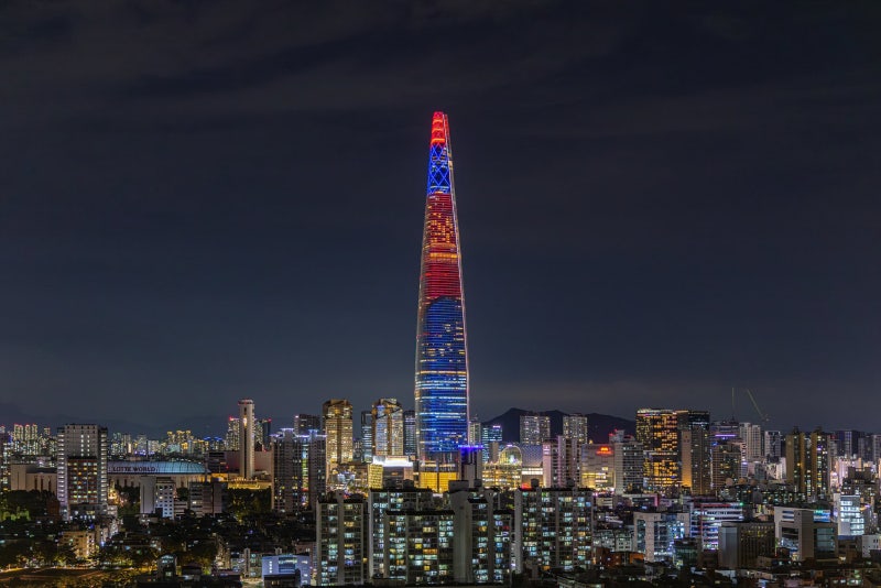 롯데월드타워, 10월 밤하늘 밝힌다…<b>개천절</b>에 대형 태극기