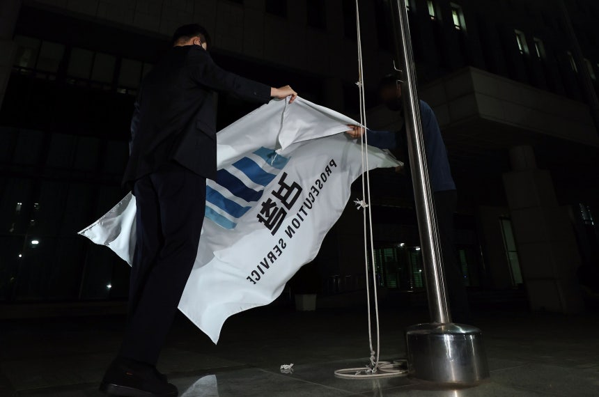 공소청 출범을 하루 앞둔 1일 서울 서초구 대검찰청에서 관계자들이 검찰 깃발을 내리고 있다./연합뉴스