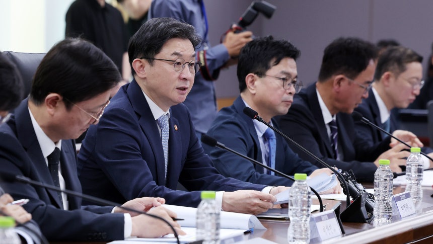 이억원 금융위원장이 4일 오후 서울 종로구 정부서울청사에서 열린 금융권 침해사고 관련 긴급 점검회의에서 모두 발언을 하고 있다./뉴스1