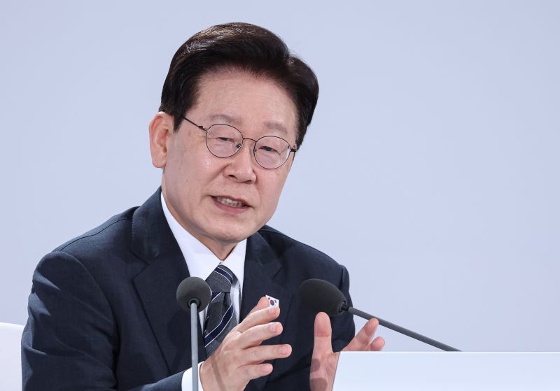 李 지지도 37.4%, 3주 만에 <b>하락</b>…민주 42.5% 국힘 38.4%[리얼미터]