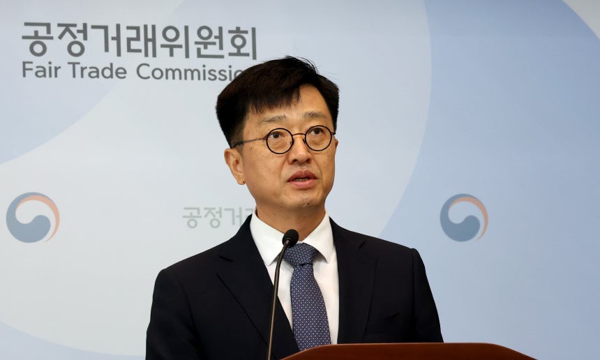 오행록 공정거래위원회 카르텔조사국장이 7일 세종시 정부세종청사에서 SK에너지 및 현대오일뱅크의 휘발유·등유·경유 담합 사건 심의 절차 개시 내용을 발표하고 있다./뉴스1