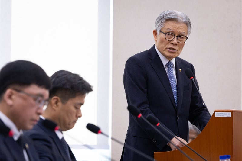 <b>인사</b><b>처장</b> “공무원 면접에 구두 신으면 소음 피해”… 與도 “상식 초월...
