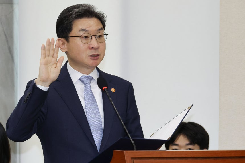 이억원 금융위원장이 8일 국회 정무위원회에서 열린 금융위원회 등에 대한 국정감사에 출석해 증인 선서를 하고 있다. /연합뉴스
