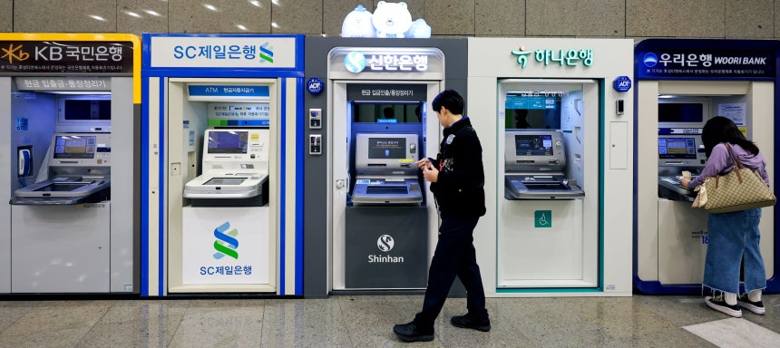 신한은행과 KB국민은행,하나은행 등 시중은행에 이어 BNK부산은행,웰컴저축은행,예가람저축은행,현대캐피탈 등 제2금융권에서도 해킹에 따른 정보 유출 사고가 잇따르자 경찰이 전담수사팀을 지정하고 정식 수사에 나섰