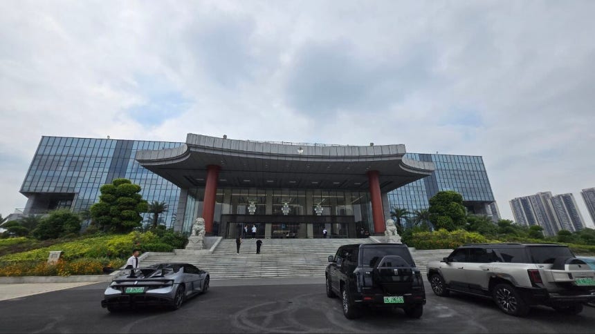 중국 광둥성 선전시에 위치한 BYD 본사 사옥 전경. 건물 앞에 양왕 U9(왼쪽부터), U8, 팡청바오 바오8이 주차돼 있다./윤희훈 기자