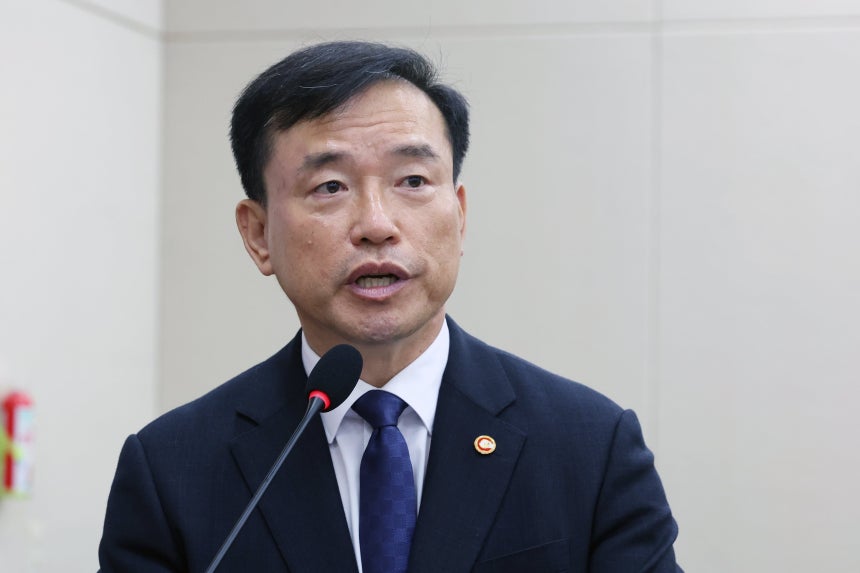 김종철 방송미디어통신위원장이 12일 서울 여의도 국회 과학기술정보방송통신위원회에서 열린 방송미디어통신위원회 등에 대한 국정감사에서 인사말을 하고 있다./뉴스1