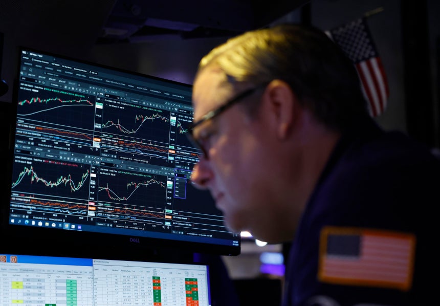 뉴욕증권거래소(NYSE)에서 트레이더가 일하고 있는 모습. /UPI통신·연합뉴스