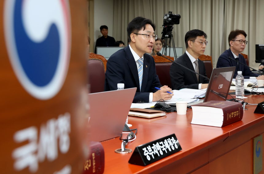임광현 국세청장이 13일 세종시 정부세종청사 국세청에서 열린 국회 재정경제기획위원회 국정감사에서 위원들의 질의에 답변하고 있다./ 뉴스1 