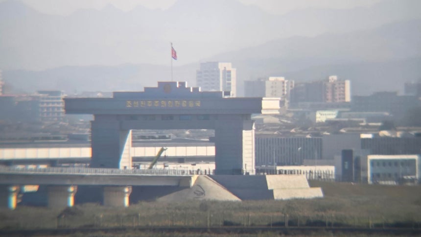 6일 오전 신압록강대교 강 건너 북한 관문에 인공기가 걸려 있다./단둥(중국)=이은영 특파원