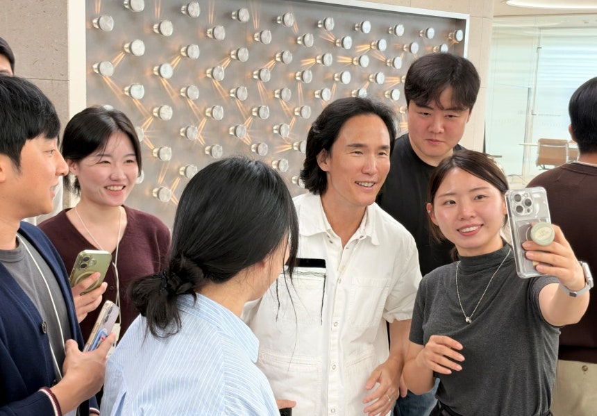 조현범 한국앤컴퍼니그룹 회장이 주니어보드 구성원들과 셀카 촬영을 하고 있다./한국앤컴퍼니그룹 제공