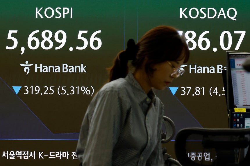 15일 오전 서울 중구 하나은행 본점 딜링룸 전광판에 코스피 등 시황이 표시되고 있다. /뉴스1