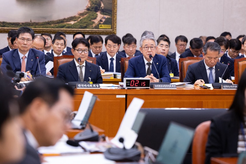 강호동 농협중앙회장이 16일 서울 여의도 국회에서 열린 농림축산식품해양수산위원회의 농업협동조합중앙회 등에 대한 국정감사에 출석해 의원 질의에 답하고 있다. /뉴스1