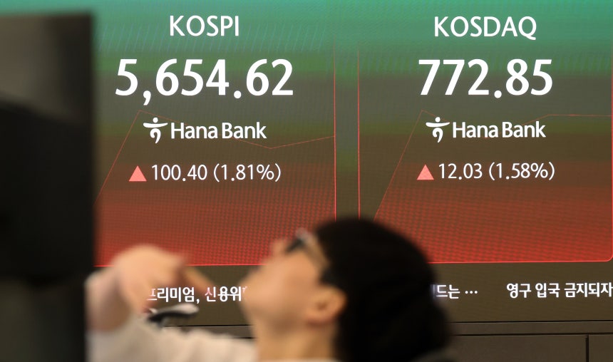 16일 오전 서울 중구 하나은행 본점 딜링룸 전광판에 시황이 표시되고 있다. /뉴스1