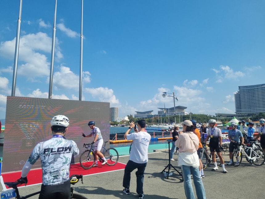 17일 통영 그란폰도 완주자들이 완주 기록과 함께 기념촬영을 하고 있다. /통영(경남)=김양혁 기자