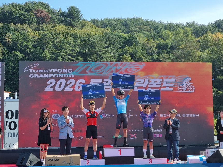17일 열린 2026 통영 그란폰도 산악왕(KOM·King of the Mountain) 1~3위 선정자들이 기념촬영을 하고 있다. 1위는 작년 부상으로 대회를 참가하지 못했던 이현호씨가 차지했다. /통영(경남)=김