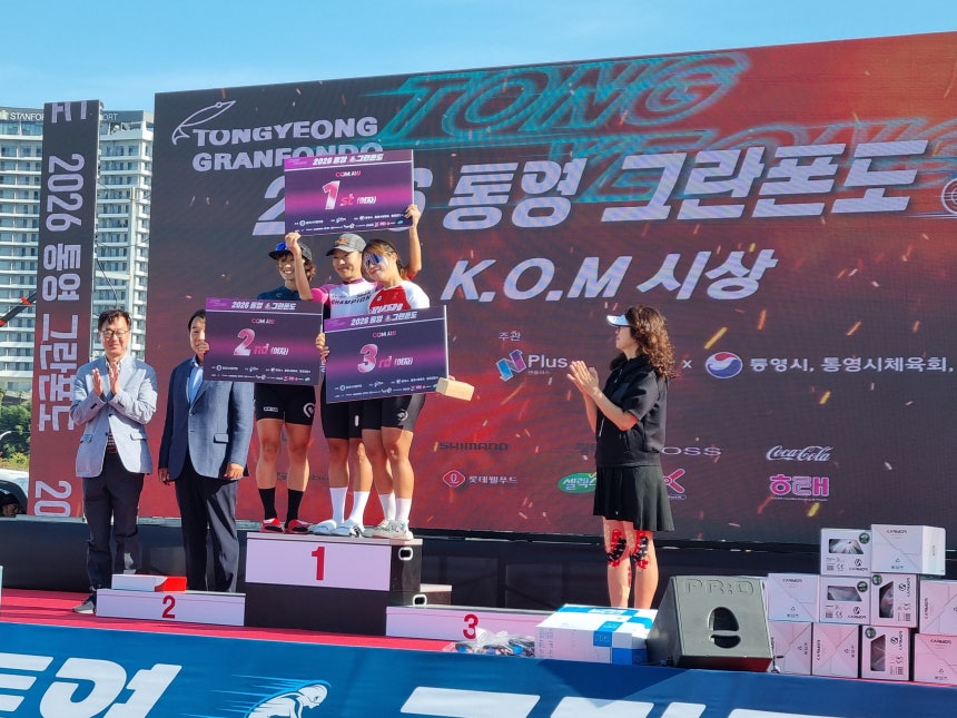 17일 열린 2026 통영 그란폰도 산악여왕(QOM·Queen  of the Mountain) 1~3위 선정자들이 기념촬영을 하고 있다. 1위는 부산에서 사이클팀 트리니티에서 활동하는 이해원(35)씨가 차지했다. /