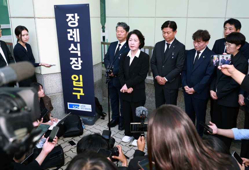 추미애 경기도지사가 17일 경기 부천시 순천향대학교 병원 장례식장에서 부천 도장공장 화재 사망 소방관의 조문을 마친 뒤 기자회견을 하고 있다./뉴스1