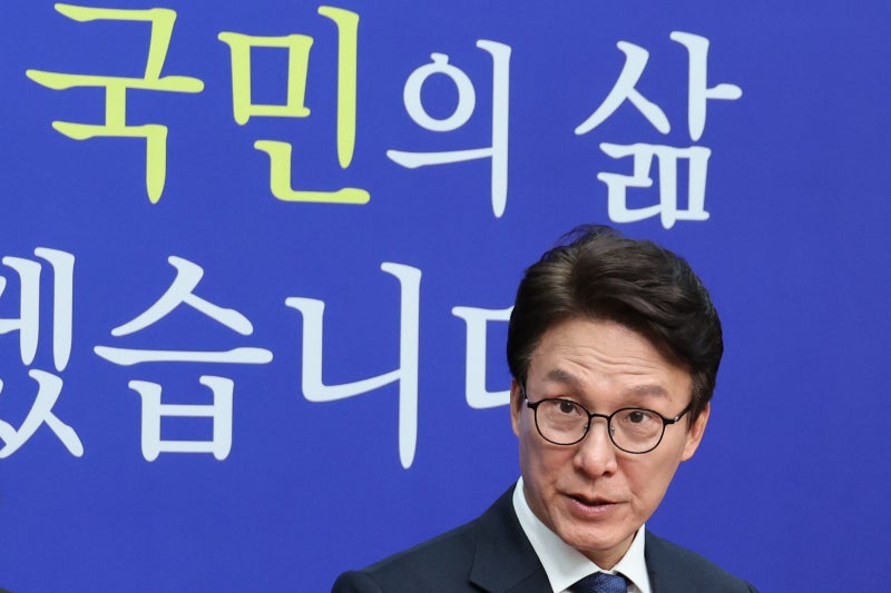 <b>김민석</b> “<b>가상 자산 과세</b> 집중 논의…올해 안에 결론 내릴 것”