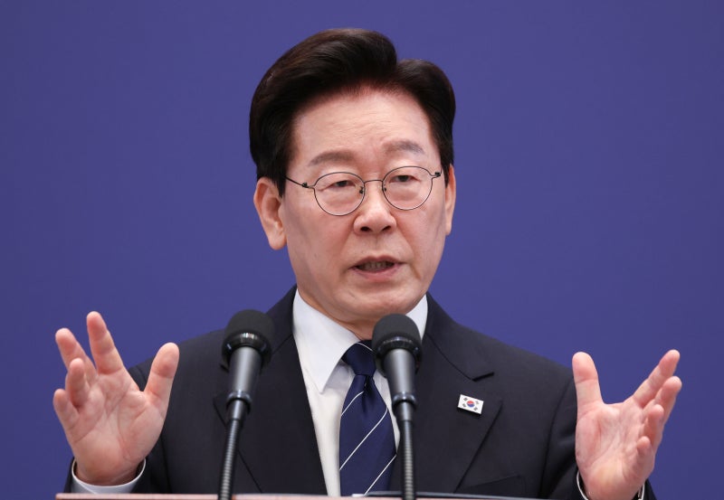 李<b>대통령 지지율</b> 소폭 올라 40%대 <b>회복</b>… 부정 평가 50% [한국갤럽]