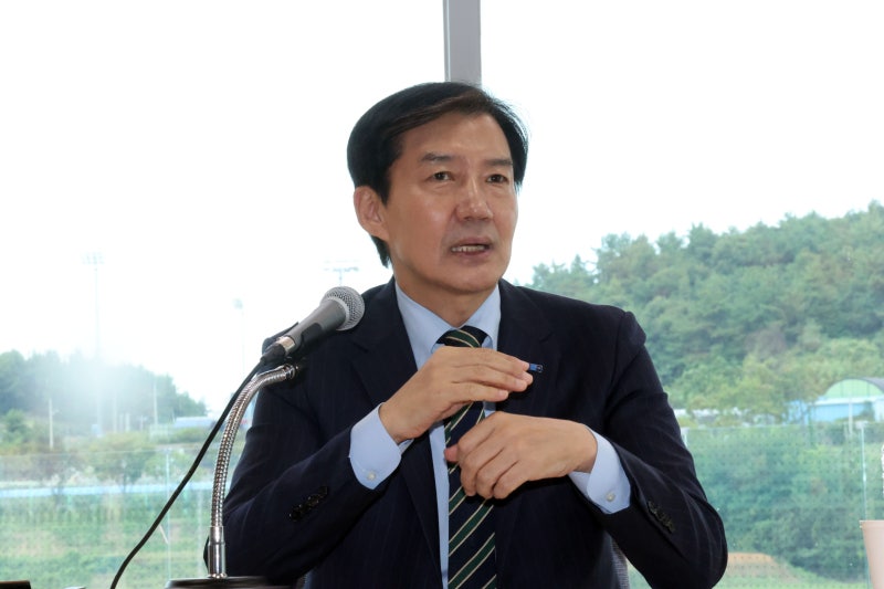 <b>조국</b> “與 권력투쟁에 조희대 탄핵 적기 놓쳐…이대로면 28년 총선 <b>패퇴</b>...