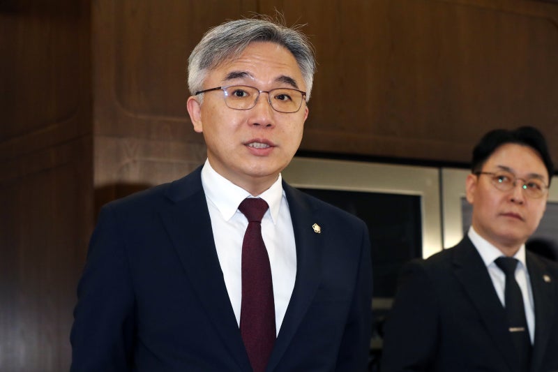 ‘후배 추행·박원순 피해자 신원 공개 혐의’ <b>정철승</b> 2심도 실형…<b>법정</b>...