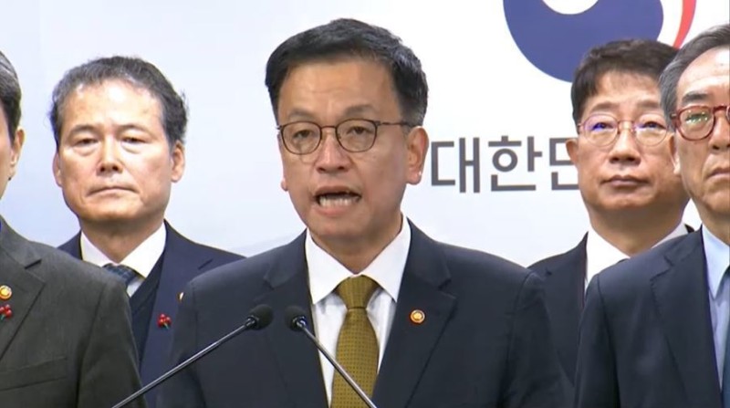 '<b>쌍특검법</b>' <b>거부권 행사</b>하나…최상목 대행, 첫 국무회의