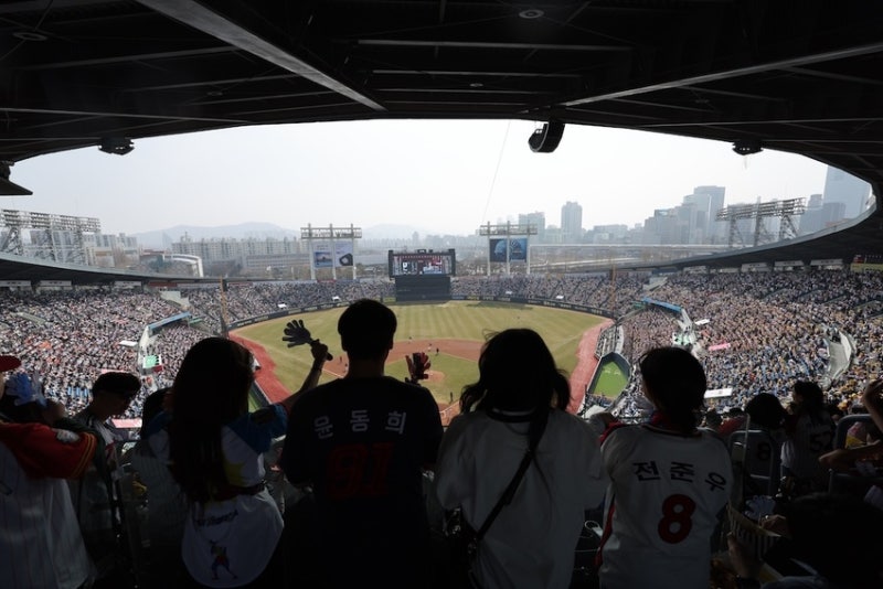 <b>프로야구</b> 역대 최초 <b>개막 2연전</b> 매진…22만 관중