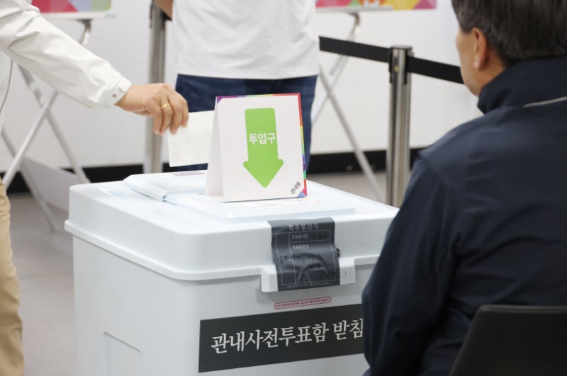 대선 <b>사전투표율</b> <b>역대 최고</b>… 오전 9시 3.55%