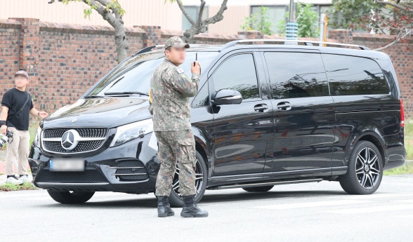 위병소에 등장한 미니밴…<b>이재용</b> <b>장남 해군</b>장교로 <b>입대</b>