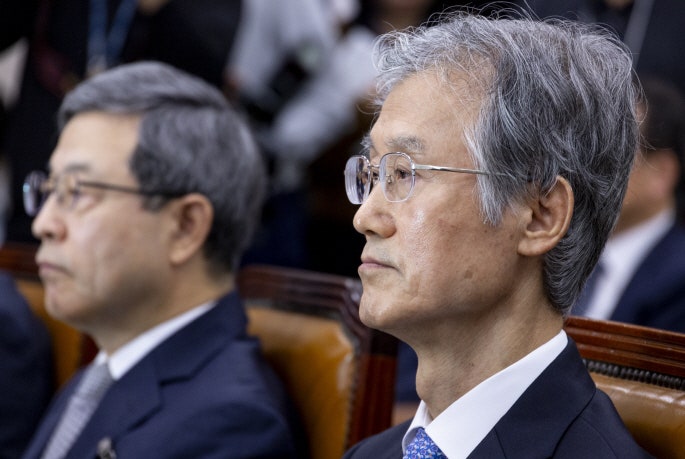 조희대 대<b>법원</b>장, 與 질의에 허공만…<b>답변</b> 없이 퇴장