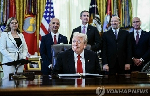 <b>트럼프</b>, '<b>관세</b>' 여론전…"1인당 최소 2천달러 <b>배당금</b> 지급"