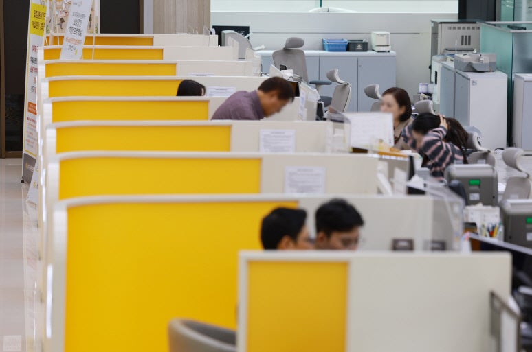 4대 <b>은행</b> 가계<b>대출</b> 창구 닫힌다…이미 목표치 33% 초과